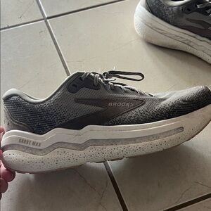 Brooks Ghost Max Men's Running Shoes in Gray and White